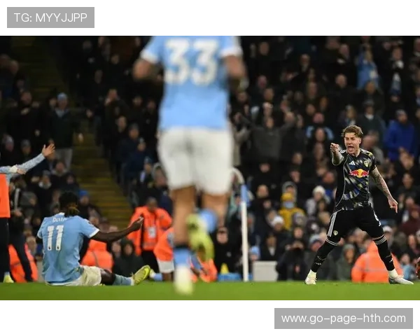巴萨在下半场通过团队配合反超比分，主场欢腾