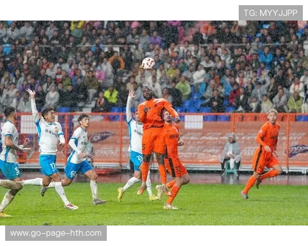 云南玉昆边路速度优势明显，每次带球都极具威胁