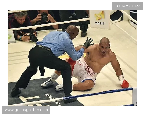 拳击赛裁判读秒时刻引全场尖叫