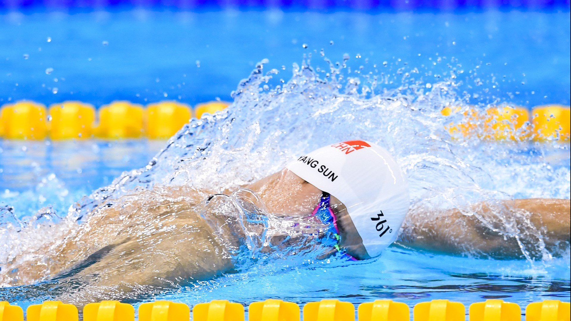 球迷疯狂讨论比赛结果